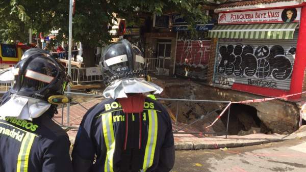 Un enorme socavón por la rotura de una tubería obliga a desalojar un edificio en Madrid   816374-600-338