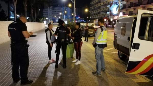 Agentes en uno de los dispositivos desplegados en Benidorm Agentes en uno de los dispositivos desplegados en Benidorm