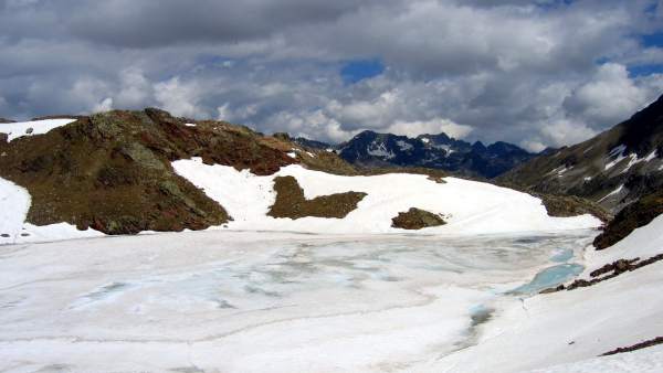 Ibón helado en la Reserva de la Biosfera Ordesa-Viñamala. Ibón helado en la Reserva de la Biosfera Ordesa-Viñamala.