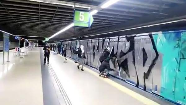 Grafiteros en el Metro de Madrid