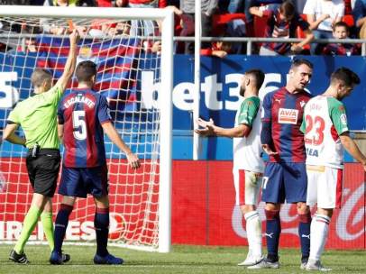 Iglesias Villanueva muestra una tarjeta durante el Eibar - Alavés