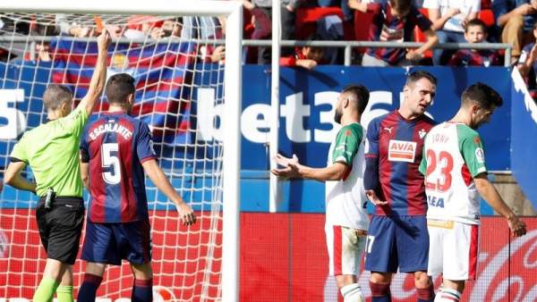 Iglesias Villanueva muestra una tarjeta durante el Eibar - Alavés Iglesias Villanueva muestra una tarjeta durante el Eibar - Alavés