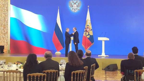 Putin entrega una medalla a De la Torre Putin entrega una medalla a De la Torre