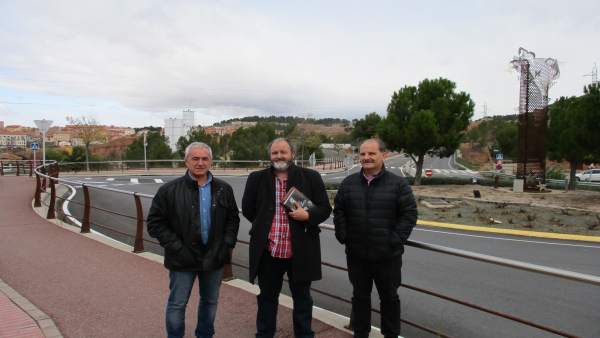 Morón, el concejal Miguel Torres y el historiador Javier Hernández en la Vía. Morón, el concejal Miguel Torres y el historiador Javier Hernández en la Vía.