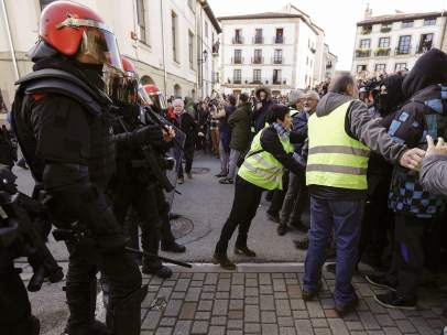 Encuentro de la Policía Foral contra los manifestantes de Alsasua por el acto de "España Ciudadana"