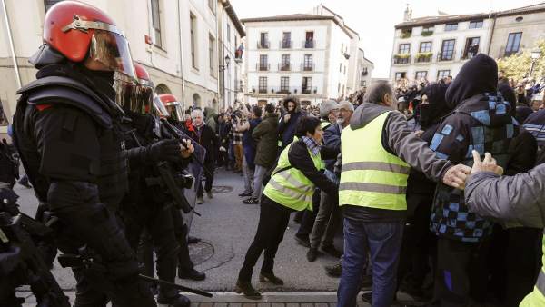 Encuentro de la Policía Foral contra los manifestantes de Alsasua por el acto de "España Ciudadana" Encuentro de la Policía Foral contra los manifestantes de Alsasua por el acto de "España Ciudadana"