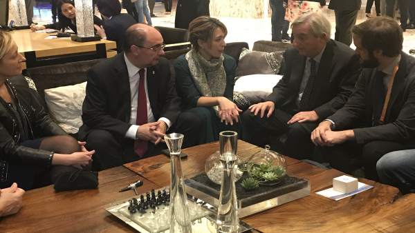 El presidente Lambán con la secretario de estado y el embajador. El presidente Lambán con la secretario de estado y el embajador.