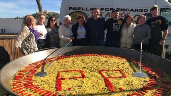 Bonig en Oliva junto a la paella con el logo del PP Bonig en Oliva junto a la paella con el logo del PP