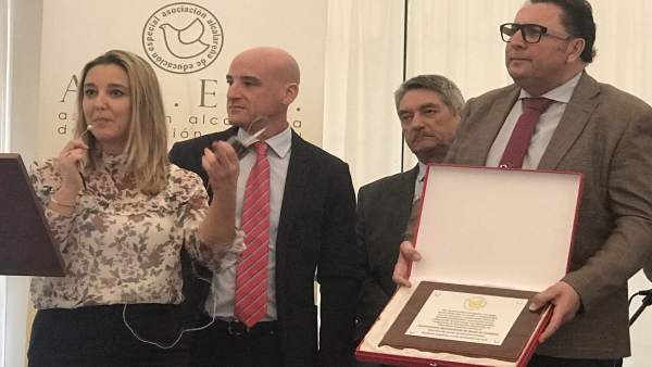 El Ayuntamiento de Alcalá de Guadaíra, miembro de honor de la AAEE El Ayuntamiento de Alcalá de Guadaíra, miembro de honor de la AAEE