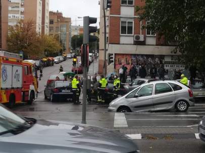 Coche encajado en un socavón