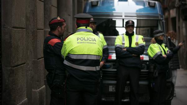 Registro de “narcopisos” en Ciutat Vella, Barcelona Registro de “narcopisos” en Ciutat Vella, Barcelona
