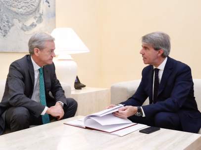 El presidente de la Comunidad de Madrid, Ángel Garrido, con Fiscalía