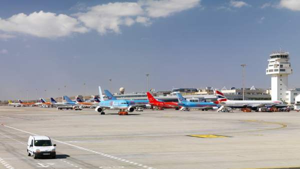 Resultado de imagen de Aena saca a concurso la uniÃ³n de las terminales y el aparcamiento del aeropuerto Tenerife Sur por 62,4 millones