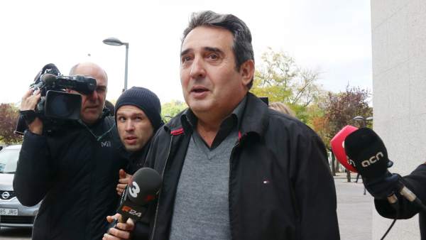 Manuel Bustos, exalcalde de Sabadell, atiende a los medios de comunicación a la salida del juzgado. Manuel Bustos, exalcalde de Sabadell, atiende a los medios de comunicación a la salida del juzgado.