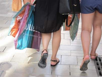 Imatge d'arxiu de dos compradores en rebaixes