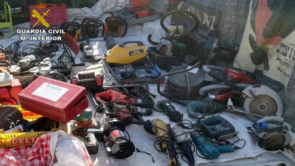 Guardia Civil sorprende a una persona vendiendo un centenar de objetos robados Guardia Civil sorprende a una persona vendiendo un centenar de objetos robados