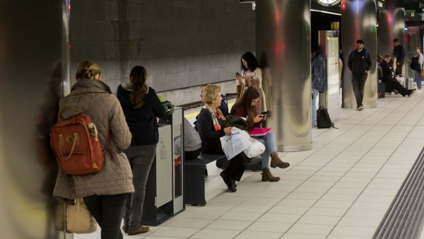 Metro de málaga estación viajeros pasajeros espera suburbano transporte Metro de málaga estación viajeros pasajeros espera suburbano transporte