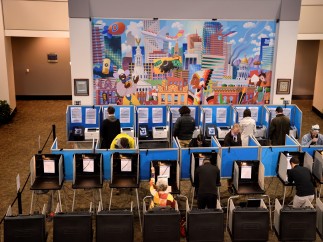 Los estadounidenses depositan sus votos en el Denver Election Center, Colorado.