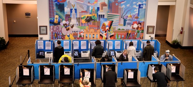 Los estadounidenses depositan sus votos en el Denver Election Center, Colorado.