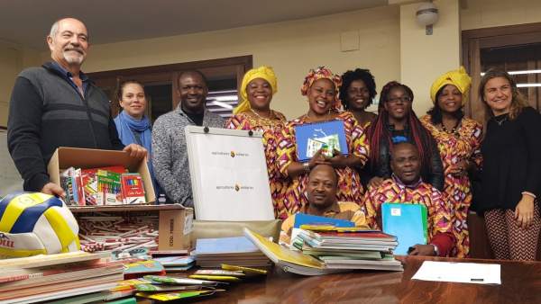 Entrega de material escolar de Pagesos solidarios para una escuela de Camerún Entrega de material escolar de Pagesos solidarios para una escuela de Camerún