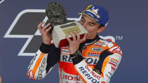 Marc Márquez, piloto de Repsol Honda celebra un triunfo con un trofeo de Nieto Marc Márquez, piloto de Repsol Honda celebra un triunfo con un trofeo de Nieto