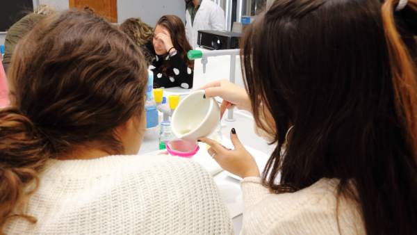 Estudiantes en un taller de extracción de ADN vegetal Estudiantes en un taller de extracción de ADN vegetal