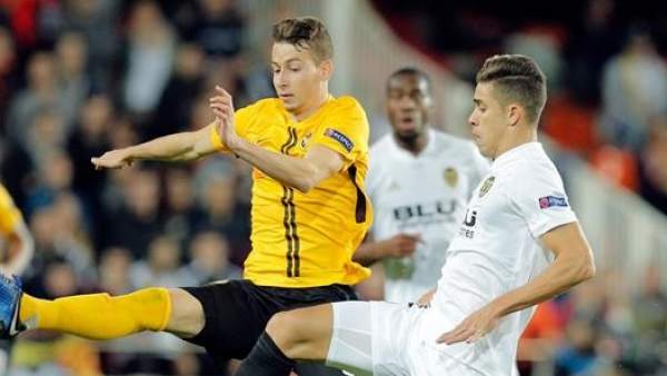 Gabriel, del Valencia, disputa un balón en el partido ante el Young Boys. Gabriel, del Valencia, disputa un balón en el partido ante el Young Boys.