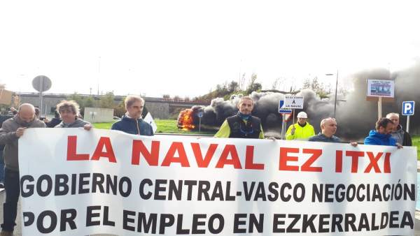 Trabajadores de La Naval se manifestan en el astillero este jueves Trabajadores de La Naval se manifestan en el astillero este jueves