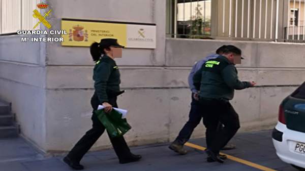 Imagen del detenido, custodiado por la Guardia Civil Imagen del detenido, custodiado por la Guardia Civil
