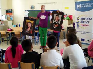 La Diputación lleva a los colegios 'Cuentacuentos sobre la UE'.