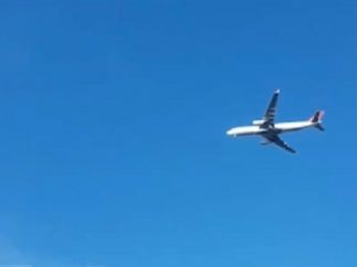 Un avión 'parado' en el cielo