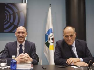 Luis Rubiales y Javier Tebas antes de la Asamblea Gerneral Extraordinaria