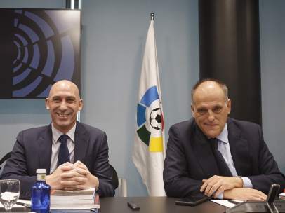 Luis Rubiales y Javier Tebas antes de la Asamblea Gerneral Extraordinaria