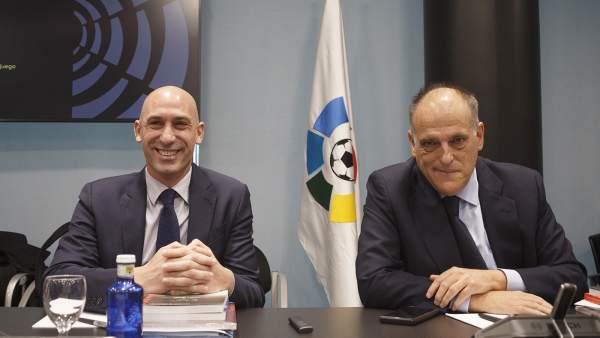 Luis Rubiales y Javier Tebas antes de la Asamblea Gerneral Extraordinaria Luis Rubiales y Javier Tebas antes de la Asamblea Gerneral Extraordinaria