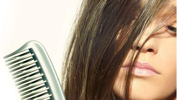 Mujer cepillándose el pelo Mujer cepillándose el pelo