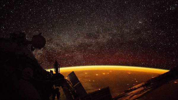 Imagen del brillo naranja envolviendo la Tierra Imagen del brillo naranja envolviendo la Tierra