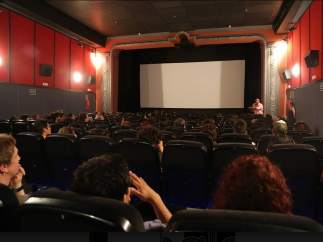 Imagen del interior de la sala del cine Maldà de Barcelona.