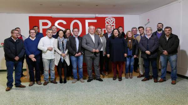 Ruiz (centro) en la reunión con cargos socialistas en Villafranca Ruiz (centro) en la reunión con cargos socialistas en Villafranca