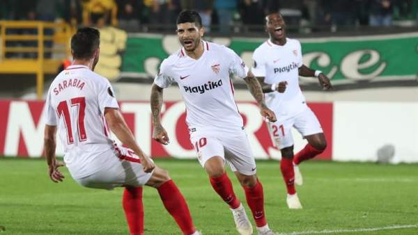 Éver Banega celebra un gol en presencia de Pablo Sarabia. Éver Banega celebra un gol en presencia de Pablo Sarabia.