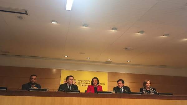 Las ministras Reyes Maroto y Teresa Ribera con Feijóo y Javier Fernandez Las ministras Reyes Maroto y Teresa Ribera con Feijóo y Javier Fernandez