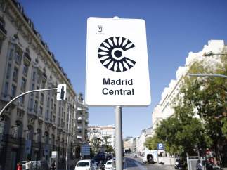 Fotos recursos de carteles de Madrid Central y de líneas naranjas de la nueva or