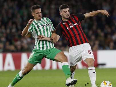 Feddal (Betis) y Cutrone (Milan) pugnan por un balón.