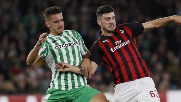 Feddal (Betis) y Cutrone (Milan) pugnan por un balón. Feddal (Betis) y Cutrone (Milan) pugnan por un balón.