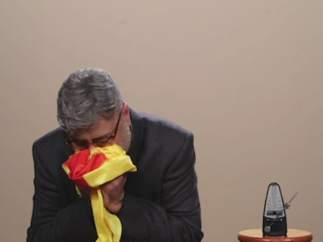 Sonándose con banderas en 'Polònia'