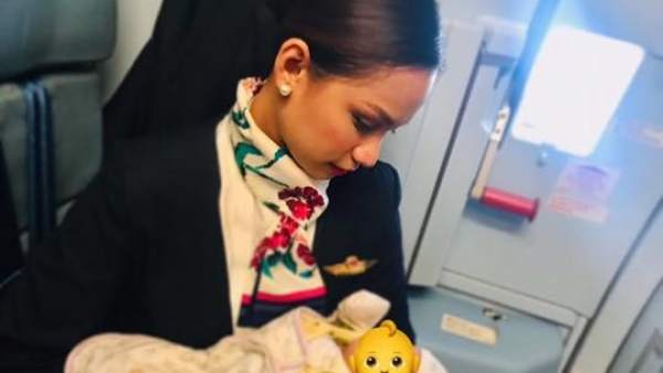 Auxiliar de vuelo da el pecho Auxiliar de vuelo da el pecho