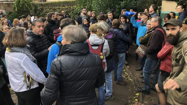 Vecinos protestan por el derribo de tres casas en Gràcia Vecinos protestan por el derribo de tres casas en Gràcia