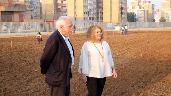 Joaquín Castillo y Adela Castaño, en un huerto urbano Joaquín Castillo y Adela Castaño, en un huerto urbano