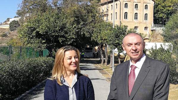 La alcaldesa de Alcalá de Guadaíra con el consejero delegado de Emasesa La alcaldesa de Alcalá de Guadaíra con el consejero delegado de Emasesa