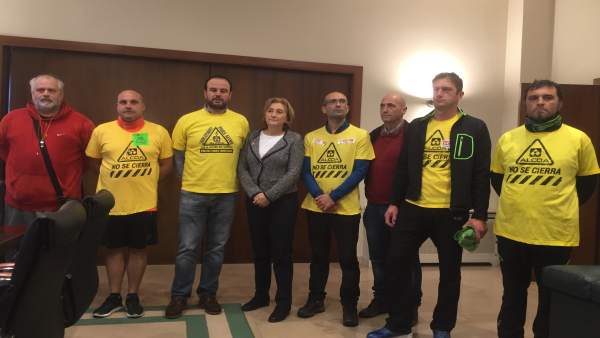 Imagen de archivo de la Delegada del Gobierno con trabajadores de Alcoa Imagen de archivo de la Delegada del Gobierno con trabajadores de Alcoa