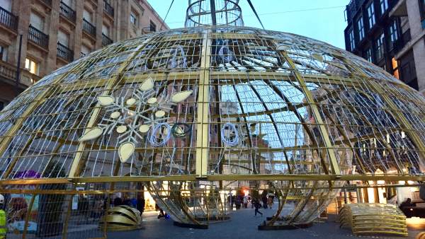 Montaje del gran adorno navideño en la calle Santiago. 9-11-2018 Montaje del gran adorno navideño en la calle Santiago. 9-11-2018